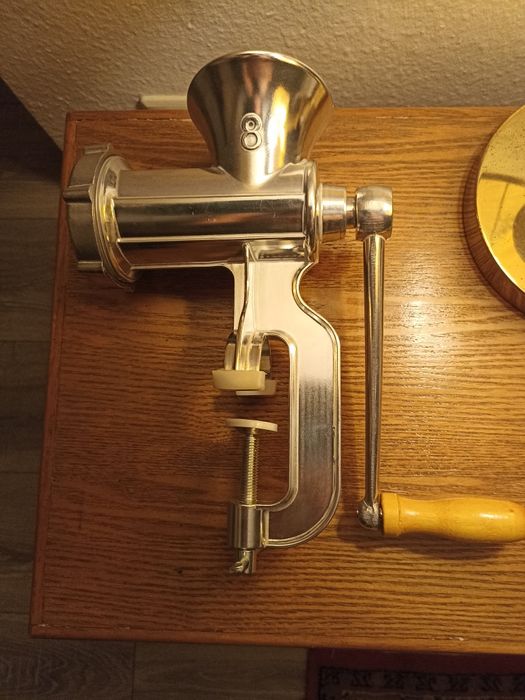 Мясорубка универсальная, изготовлено в Гамбурге.