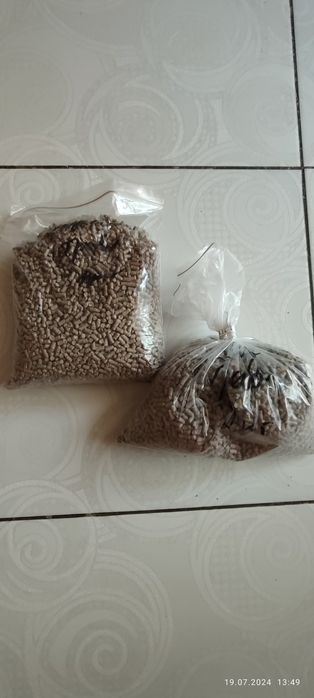 Клетка и корм для шиншиллы.