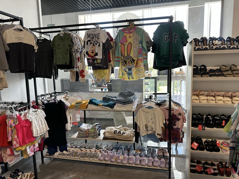 Стойки для одягу в магазин в ідеальному стані