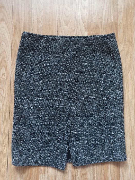 Elegancka, grubsza spódnica z ciekawego materiału