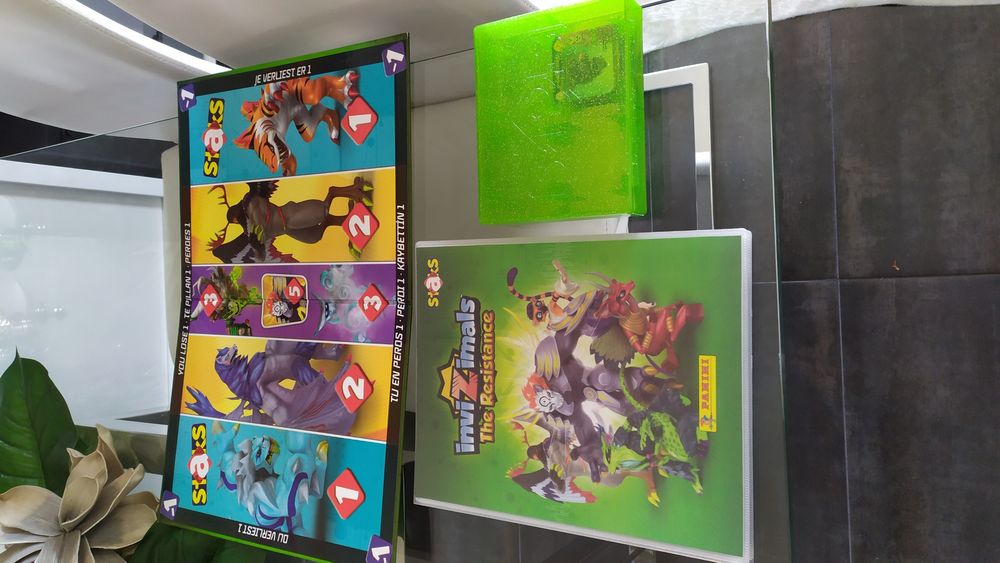 Lote INVIZIMALS 4 cadernetas +caixa arqui. + 2 tabuleiros+ 6 revistas