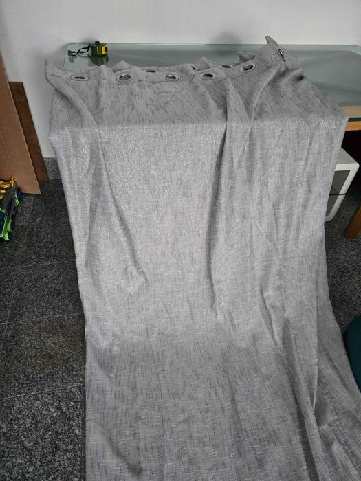 1 par de cortinas cinza de argolas