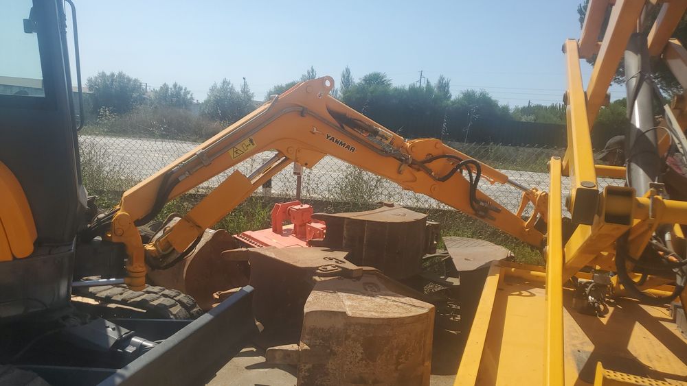 Mini giratória e carrinhas basculantes com manobrador