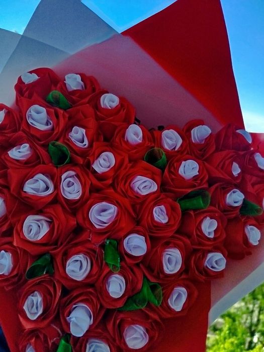Большой букет из 40 атласных роз ручной работы — Вечный подарок