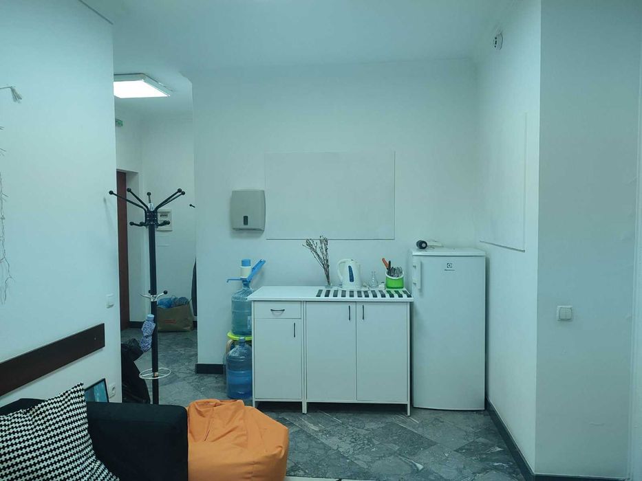 Сучасний великий офіс в прохідному місці з  газовим  АО!