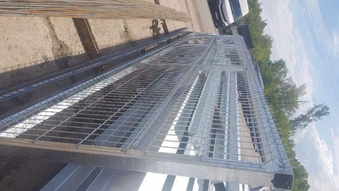 Brama przesuwna samonośna 4,00 m z siatką OCYNKOWANA