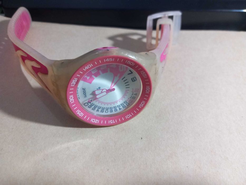 Relógio desportivo da marca Swatch,