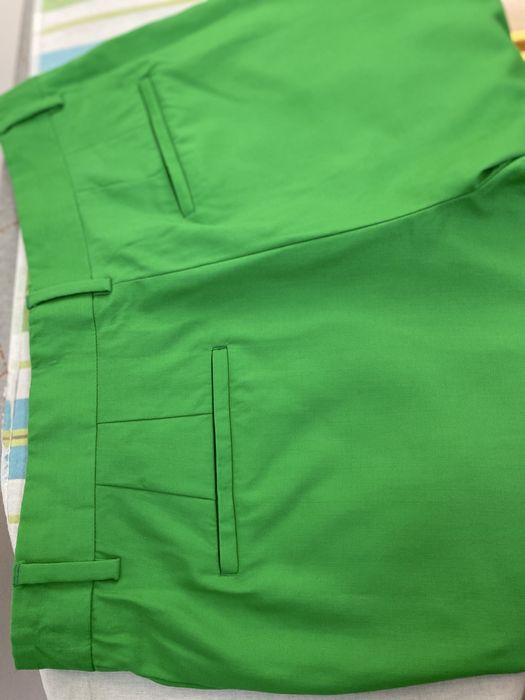 Стильні штани зеленого кольору .