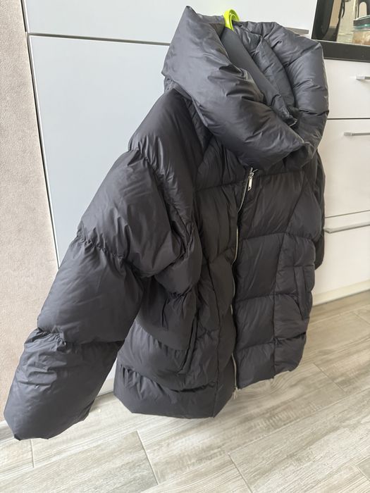 Пуховик овер чорного кольору