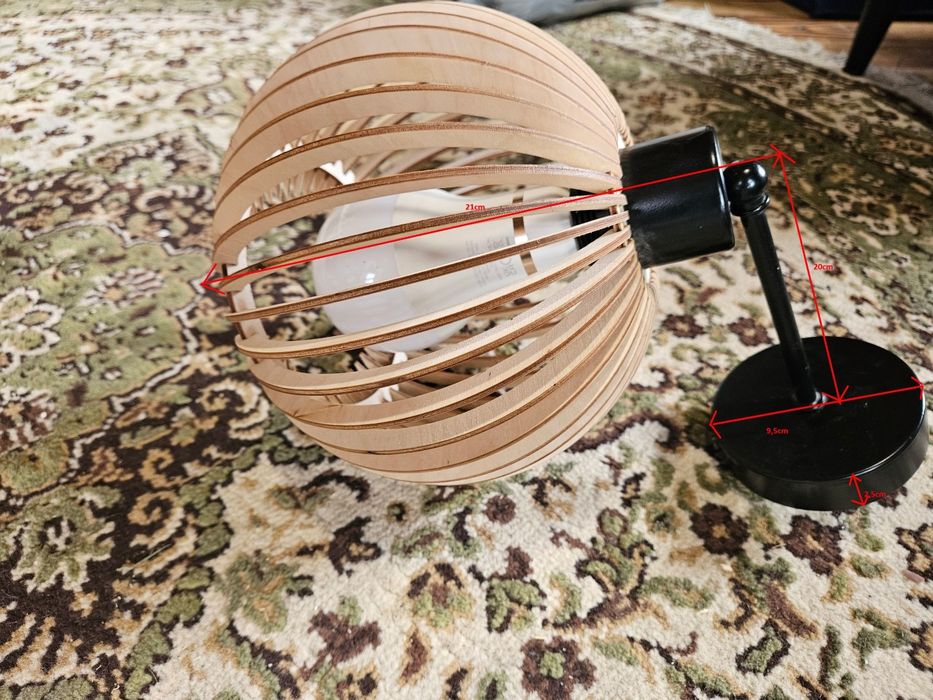Lampa ścienna z drewnianym abażurem boho
