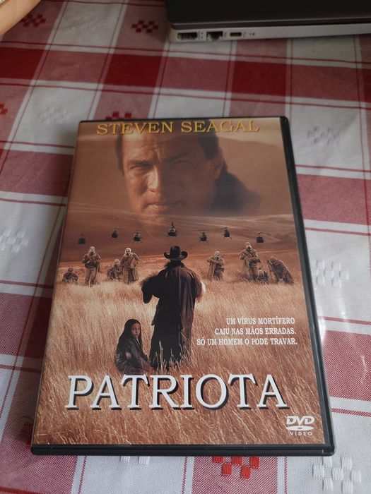 Patriota 

UM VÍRUS MORTÍFERO CAÍU NAS MÃOS ERRADAS.
SÓ UM HOMEM O PODE TRAVAR.