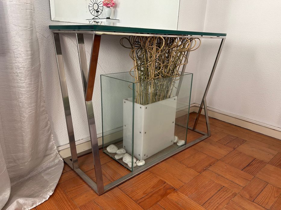 Mesa inox e vidro com caixa de vidro ornamental