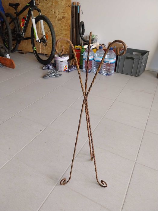 Suporte de ferro para vaso antigo