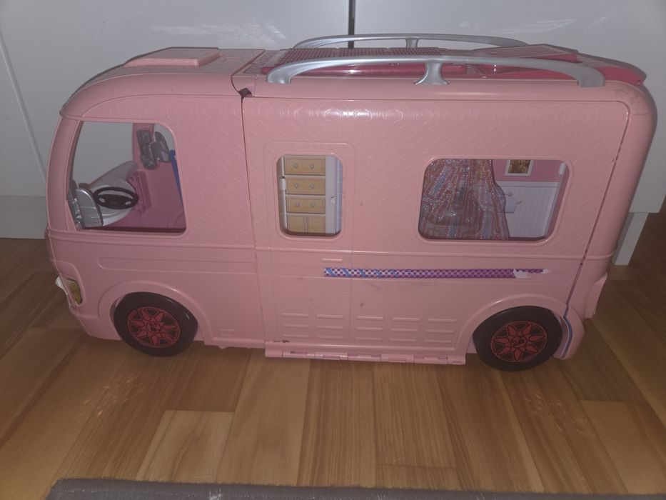 Kamper Barbie z basenem