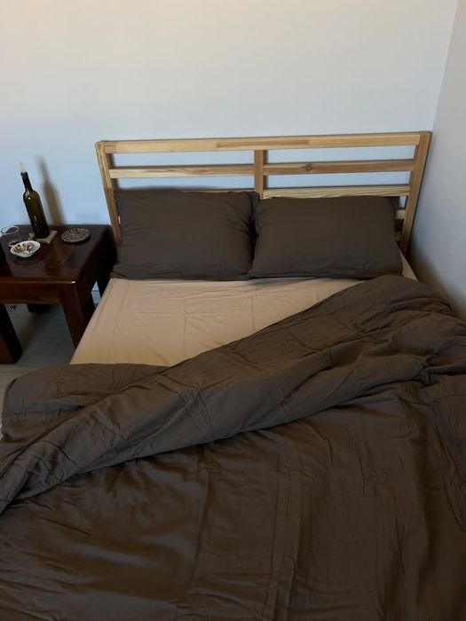 Estrutura de cama TARVA + colchão ÅBYGDA.