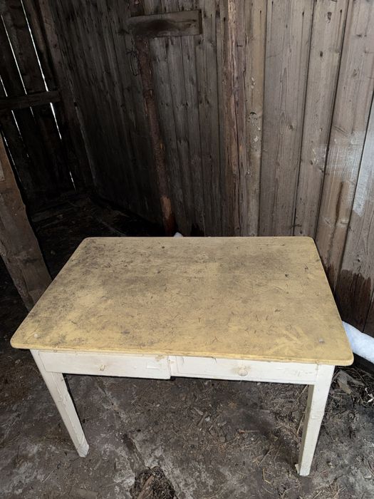 stary drewniany stol