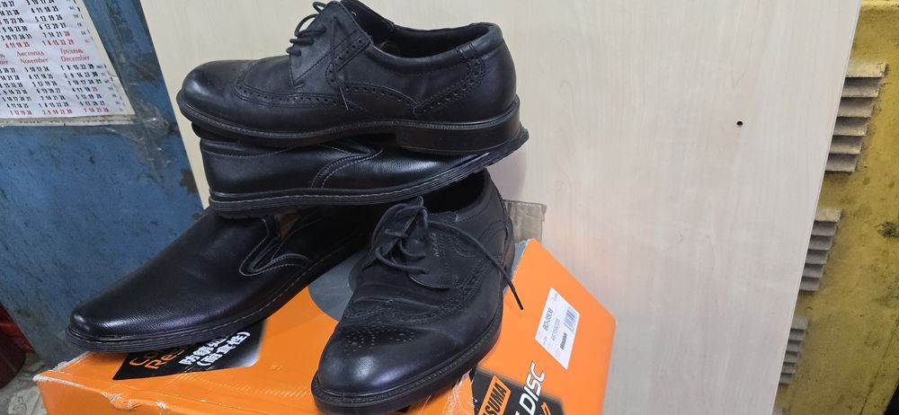 Продам фірмові туфлі великих розмірів 46 та 47 розмірів.