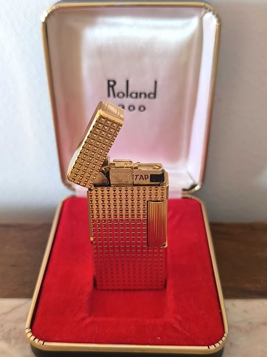 Isqueiro antigo, colecionável da marca Roland 300 dourado, fabricado no Japão. Por volta da década de 1960