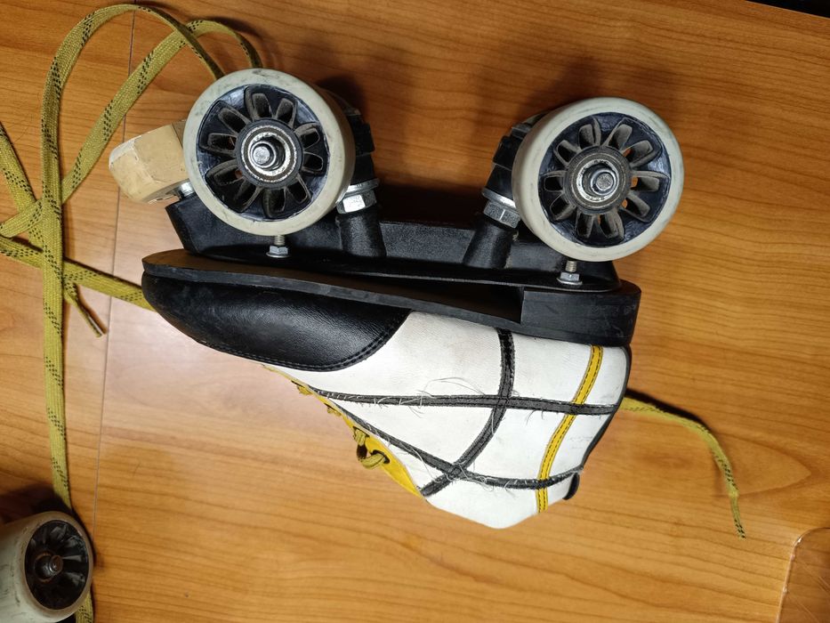 2 pares de Patins hóquei