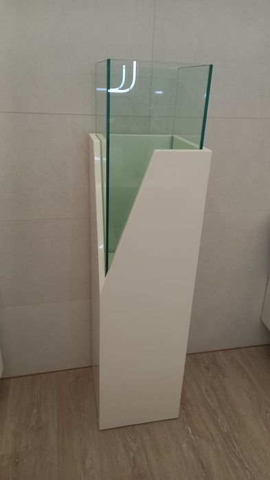 Floreira moderna em madeira lacada e cubo de vidro