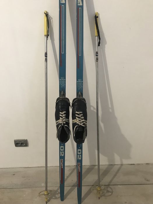 Продам пластікові лижі