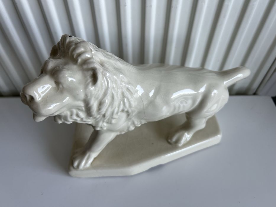 Ceramiczny "BIAŁY " LEW na postumencie Radom Marywil