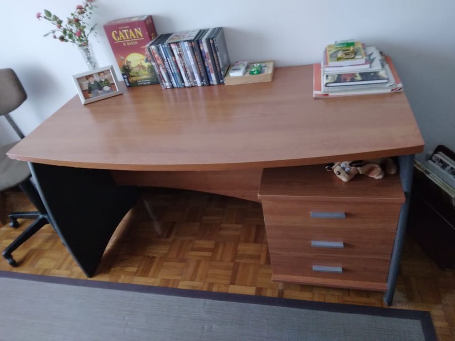 Mesa secretária de madeira