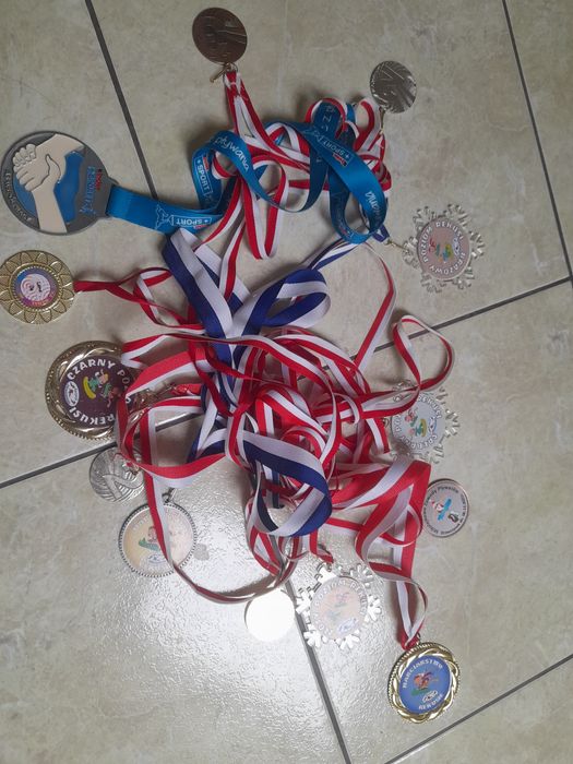 Medale różne zloty srebrny I platyna