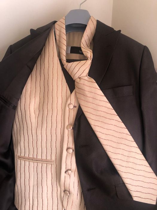 Fato castanho com colete e gravata marca Torre
