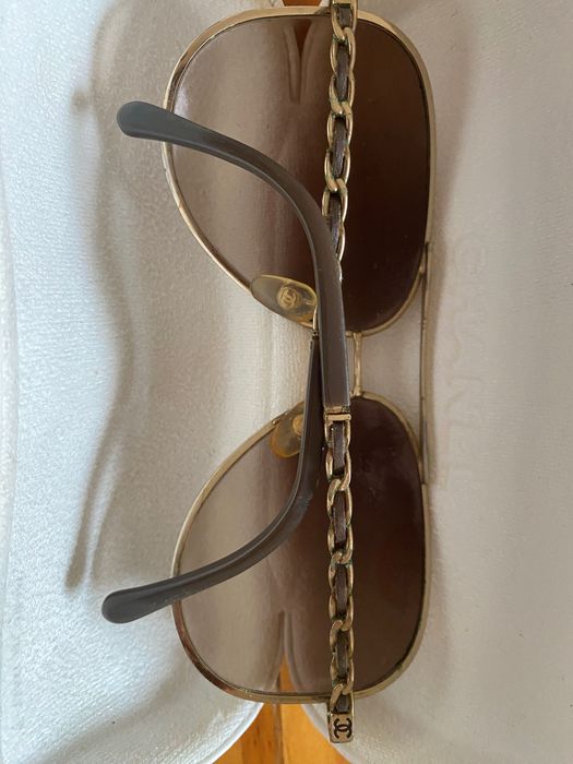 Óculos Chanel dourados