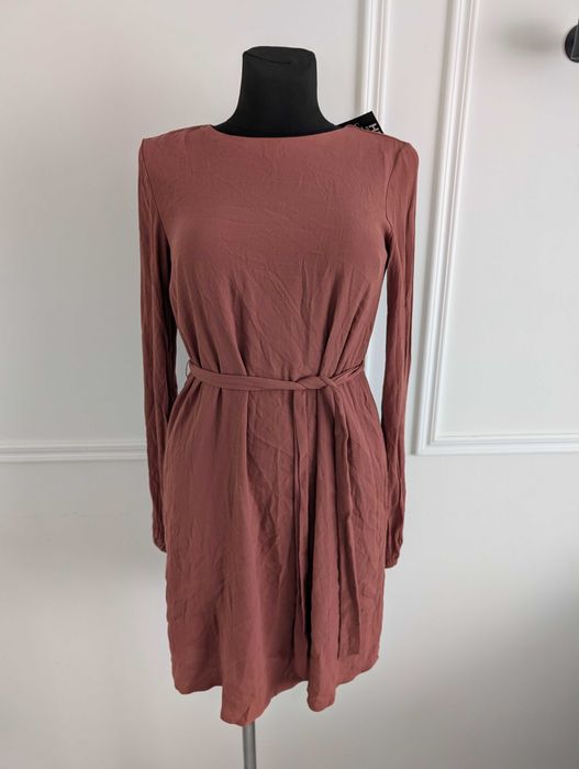 Nowa sukienka z wiskozy z paskiem, halką i długim rękawem przed kolano