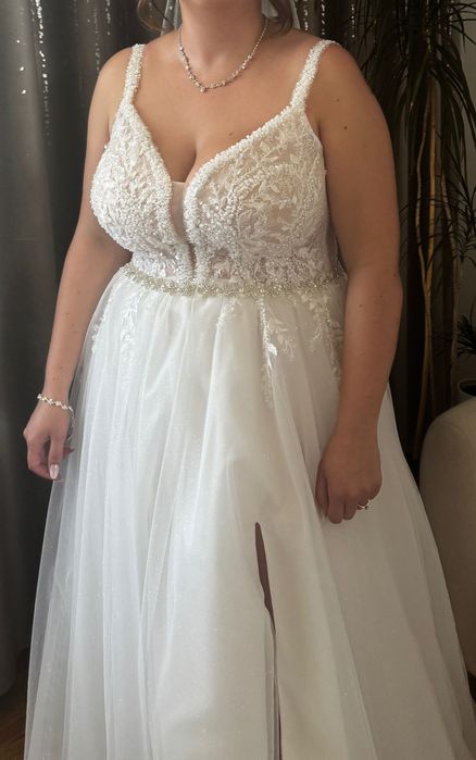 Suknia ślubna pięknie zdobiona