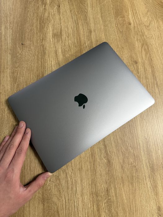 2020 MacBook Pro 13’ Space Gray — M1/8GB/256GB — Батарея: 100%