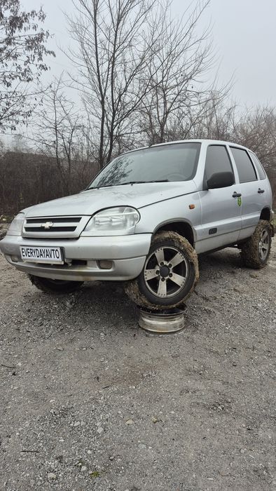 Один хозяин с салона! Нива увереная,живая!Всё работает!Кондиционер, газ,диски, баллон снизу . Переоформление!