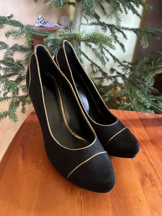 Zamszowe czarno zlote szpilki 41 Graceland