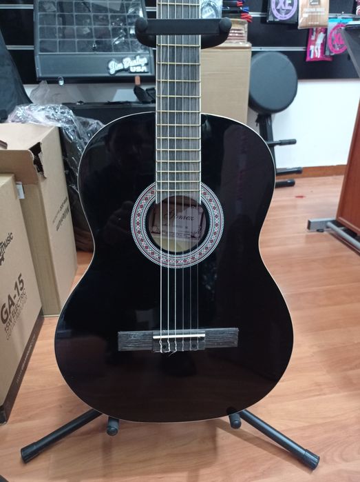Guitarra clássica preta