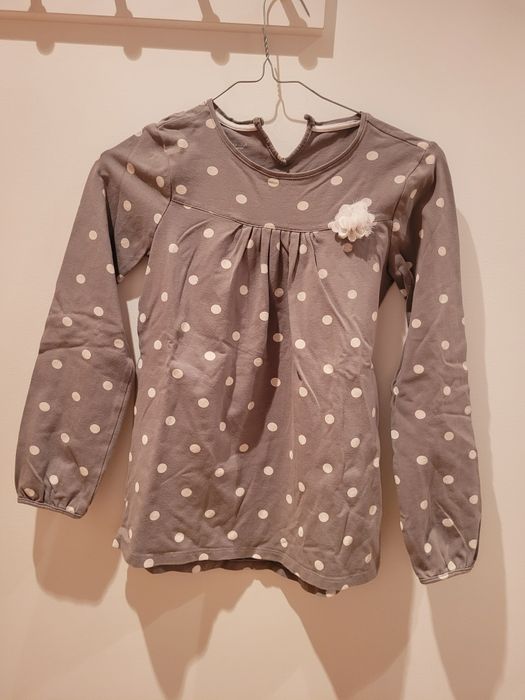 Camisola cinzenta com bolas brancas