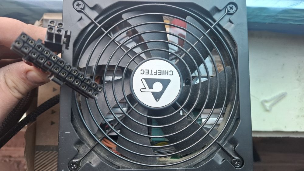 Solidny zasilacz Chieftec CFT-650-14CS 650W (Półmodularny)