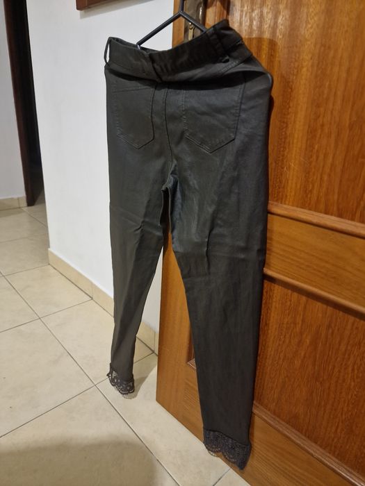 Calças verde acinzentado com renda