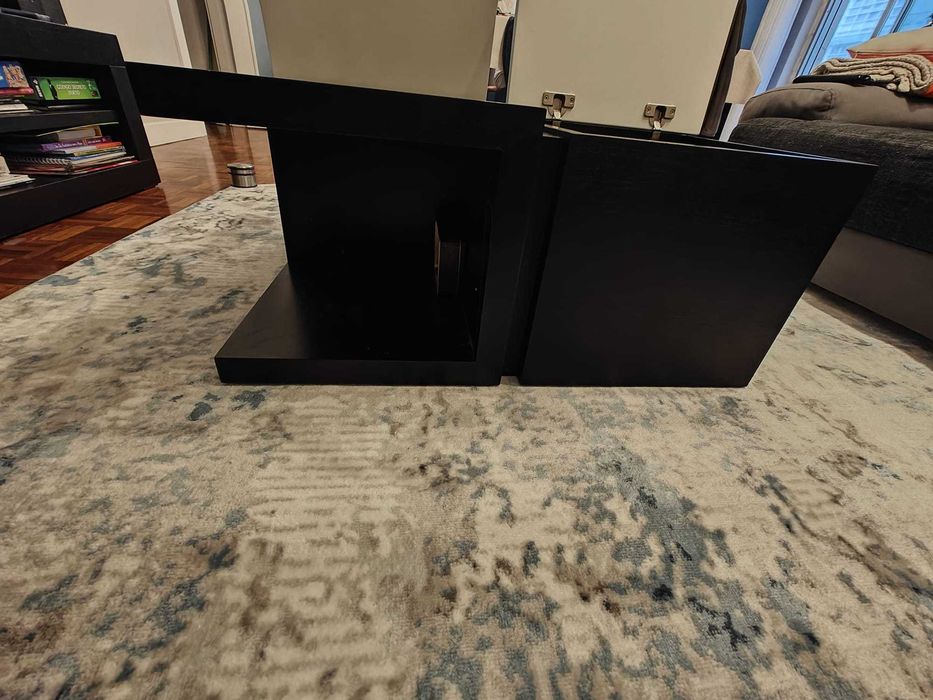 Mesa de apoio em carvalho com bar escondido.