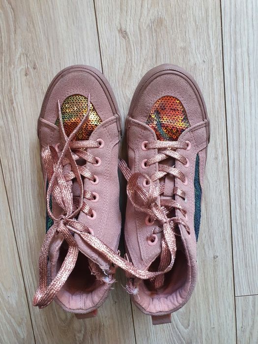 Śliczne buty z cekinami r. 35