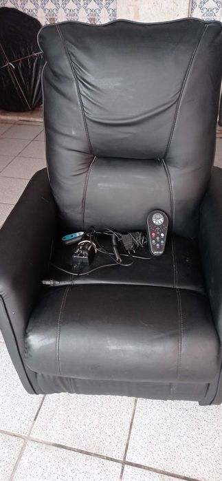 Cadeirão em pele com elevação e posição eléctrica