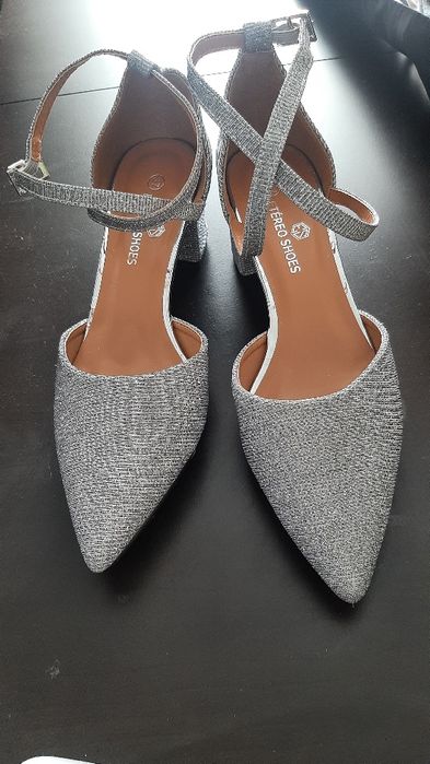 Sapatos novos brilhantes