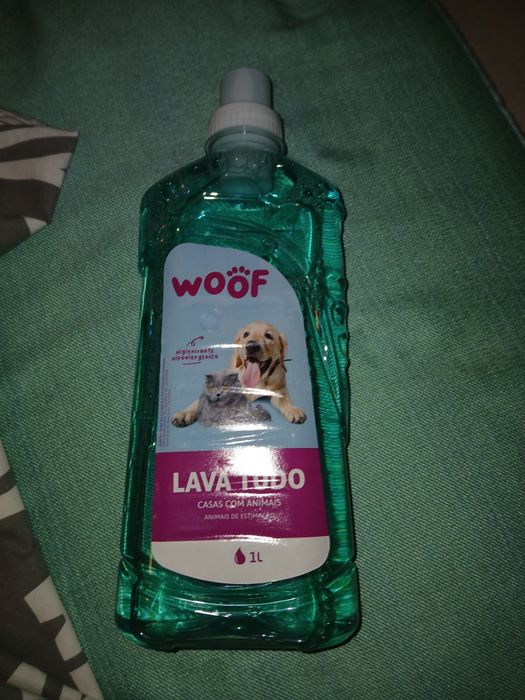 Liquido lavar chão infensivo para os animais