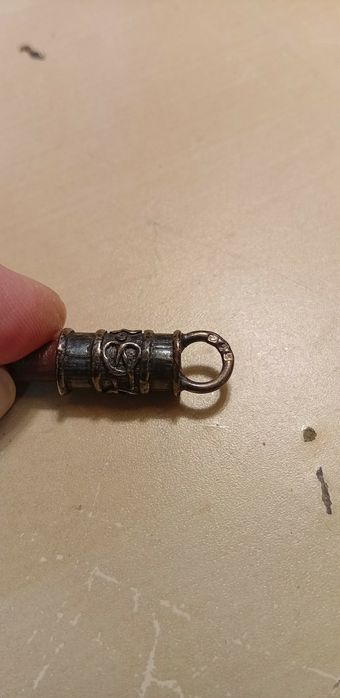 Colar de prata com contraste.