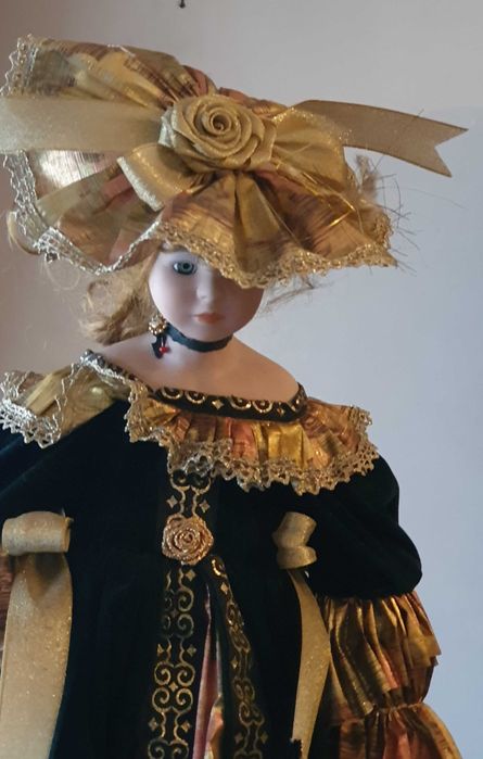 Boneca de porcelana, vintage e com suporte.