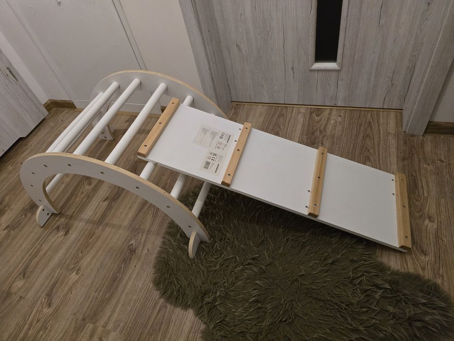 Drewniany domowy plac zabaw 2w1 bujak+ścianką wspinaczkowa