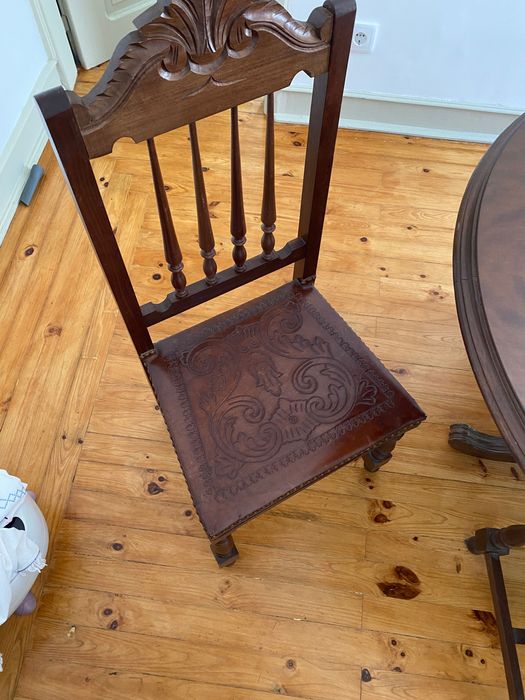 Mesa com conjunto de cadeiras