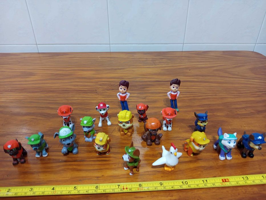 Vários bonecos patrulha pata