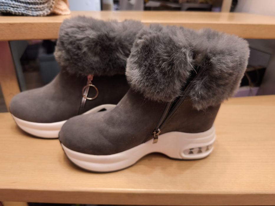 Buty z futerkiem na koturnie